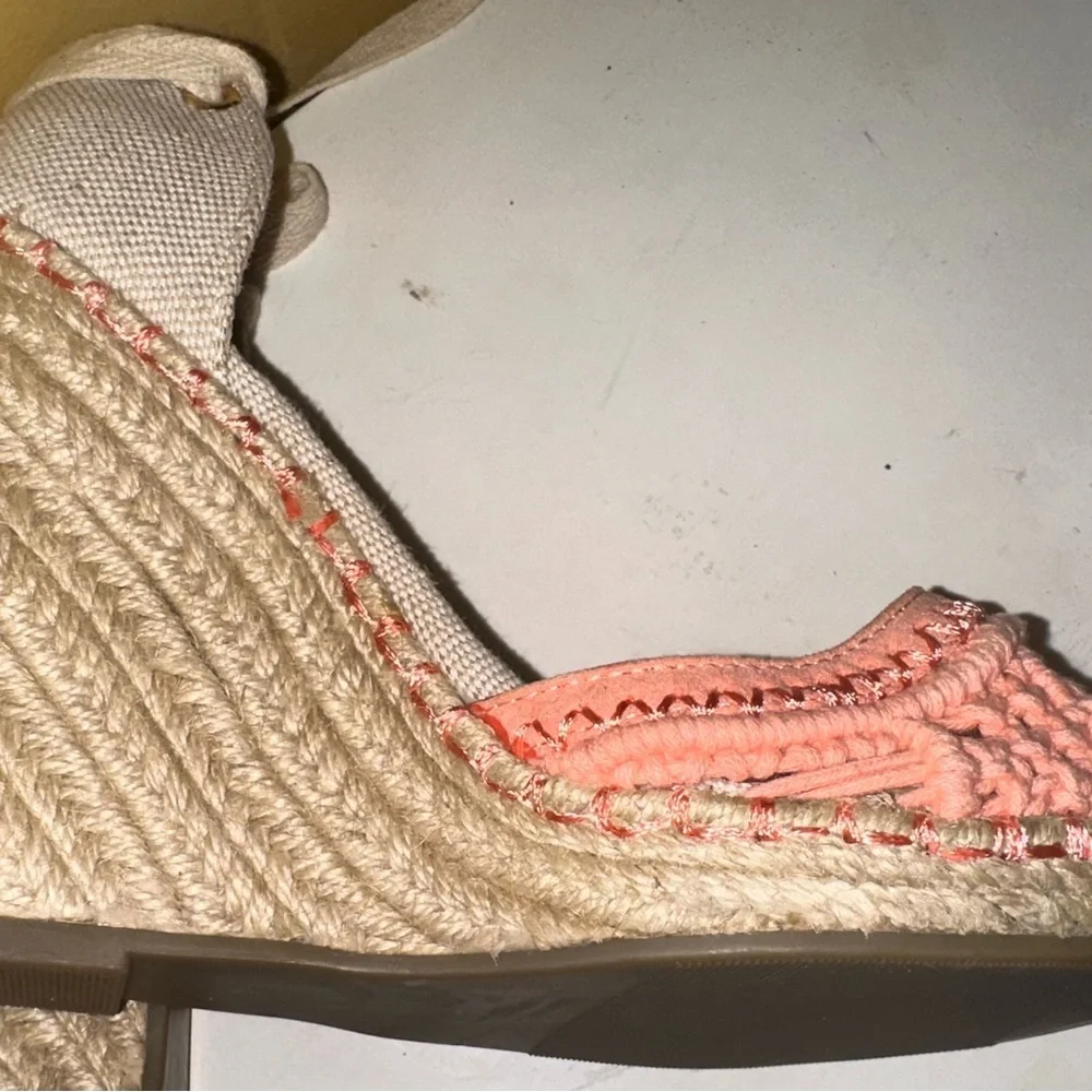 JustFab Women's Coral Espadrilles size 7. (106)